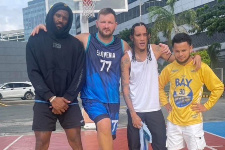 ??美媒調(diào)侃：詹姆斯、東契奇、庫(kù)里、克拉克森在菲律賓一起訓(xùn)練