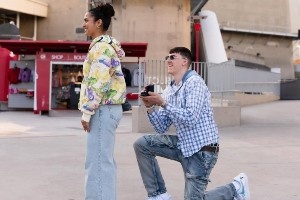 ??恭喜！拉拉維亞：我已完成訂婚?? 和未婚妻初見在飛機上