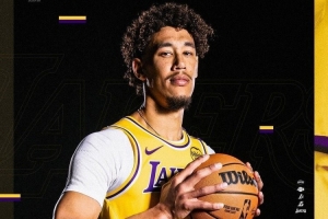 一年合同345萬&有交易否決權(quán)！湖人官方：球隊與中鋒海斯完成續(xù)約