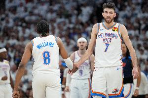 雷霆搞快點(diǎn)??班凱羅是22屆里首個(gè)簽下5年2.39億指定新秀合同的