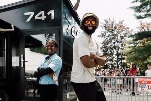 杰倫-布朗辦球鞋快閃活動(dòng) 現(xiàn)場(chǎng)簽名合影體根本停不下來(lái)