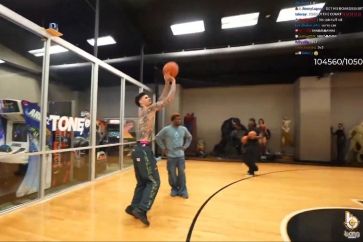 ??隨隨便便三分10中9！三球在網(wǎng)紅主播Kai的球館內(nèi)大秀準(zhǔn)度