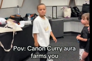 ??繼承了庫里的無敵手感！卡農(nóng)更衣室炫技 秀“水瓶翻轉(zhuǎn)挑戰(zhàn)”