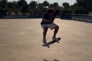 還是那么愛(ài)秀??馬塞洛玩滑板炫技，人連同滑板一同躍起