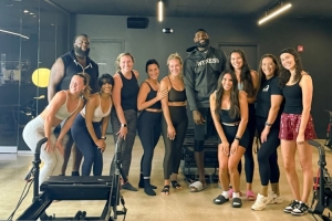 強(qiáng)身健體????詹姆斯昨日練習(xí)普拉提 與一眾美女學(xué)員合影??