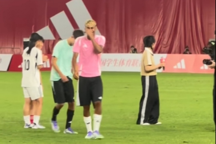 忍不住笑了??一球員盤帶后射門打出高射炮，亞馬爾轉(zhuǎn)身掩面大笑