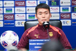 記者：未來很長時間國足都只能防反，找不到后腰球員替代王上源