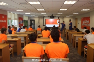 泰山足校西班牙籍青訓(xùn)總監(jiān)埃里克，對(duì)球隊(duì)前一天訓(xùn)練進(jìn)行復(fù)盤總結(jié)