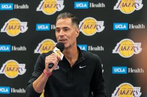 美記：湖人正積極尋找側(cè)翼防守者 我預(yù)計(jì)他們會在月底前弄來一個(gè)