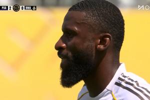 ??呂迪格失誤后呆若木雞，一臉懵逼