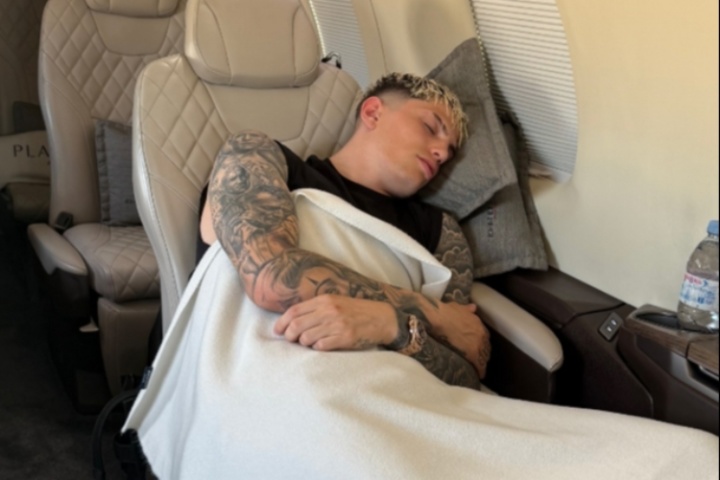 這是去哪兒??加納喬曬飛機上睡覺照片，配文：來了