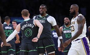 Skip：老詹撞了下本來(lái)啥事沒(méi)有 但被淘汰后甩鍋傷病是他常規(guī)操作