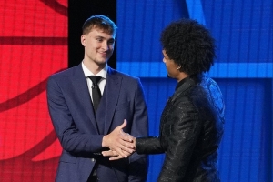 隊記：哈珀因輕微腹股溝傷勢明日缺陣 預(yù)計周日戰(zhàn)獨行俠夏聯(lián)首秀