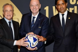 在世俱杯半決賽前，皇馬主席弗洛倫蒂諾與巴黎主席納賽爾互贈(zèng)禮物