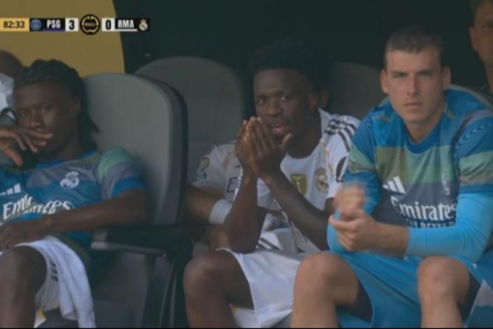 0-3落后還偷笑??皇馬球迷怒噴維尼修斯：他的職業(yè)道德去哪了？