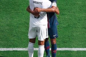 再見(jiàn)還是朋友，馬爾基尼奧斯賽后與前隊(duì)友姆巴佩相擁致意