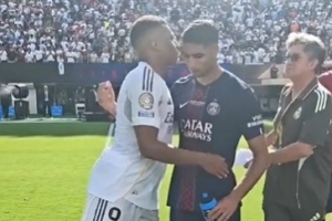 老隊友了！姆巴佩賽后和巴黎前隊友阿什拉夫、G-拉莫斯等人擁抱