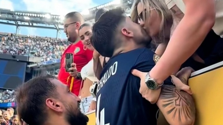 ??多納魯馬賽后貼心將隊(duì)友貝拉爾多舉上看臺(tái)，讓他可以親吻女友