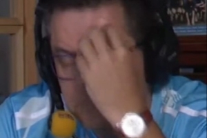 看懵了??被進(jìn)球后，鐵桿皇馬球迷龍賽羅摸頭、捶腿，頻頻搖頭