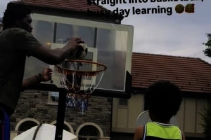 親子時(shí)光??恩比德用足球教兒子打籃球 后者3投全部空心入網(wǎng)