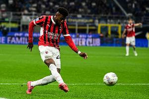 記者：貝蒂斯高層抵達(dá)米蘭城，可能與米蘭探討埃默森的轉(zhuǎn)會