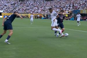 真敢下腳！內(nèi)維斯精準(zhǔn)斷下姆巴佩腳下球，后者痛苦倒地