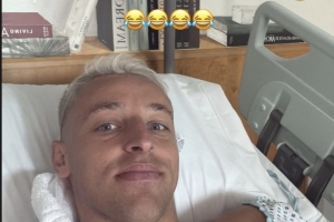 心態(tài)不錯(cuò)！弗拉泰西術(shù)后打趣：曾請(qǐng)求治治我的腳，但無能為力??