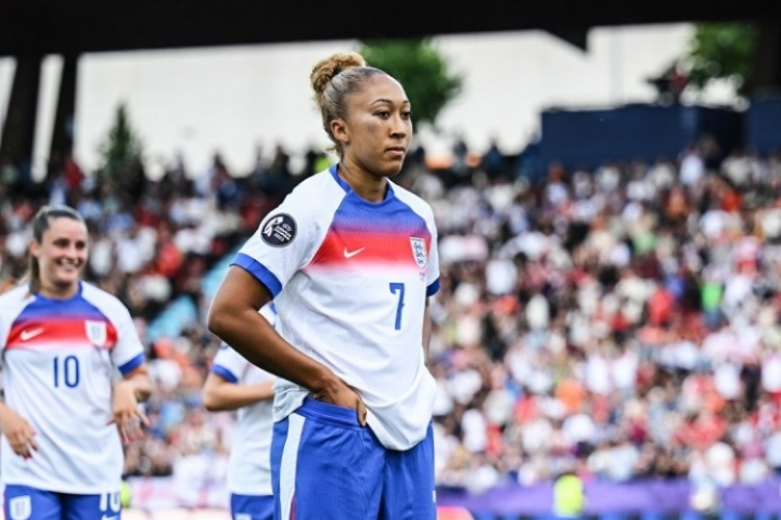 暴力美學(xué)??勞倫-詹姆斯1v2內(nèi)切世界波破門(mén) 助英格蘭女足4-0完勝