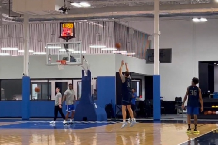 天賦溢出??弗拉格訓(xùn)練側(cè)翼三分 1分多鐘持球三分9投全中