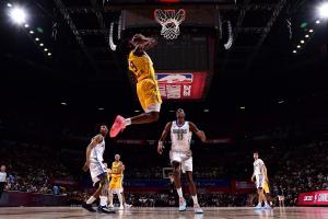 這照片帥！布朗尼空接反身扣籃 可惜脫手了