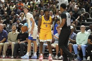 頂住弗拉格背打后掏球被裁判吹犯規(guī)！布朗尼瞪大雙眼表示不解