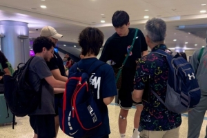 開拓者隊記曬楊瀚森給球迷簽名照片：他已經(jīng)出名啦！