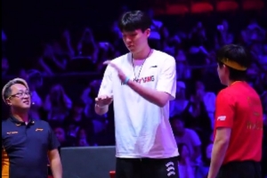 這手機(jī)顛球很流暢啊！楊瀚森為王楚欽比賽挑邊&入場(chǎng)贏得觀眾喝彩