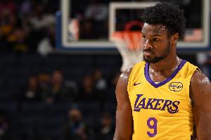 不給時間？布朗尼首節(jié)對位弗拉格僅戰(zhàn)4分半 2投全中得到5分