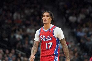 菜！席菲諾半場3投0中一分未得 出現(xiàn)3犯規(guī)&正負值-21