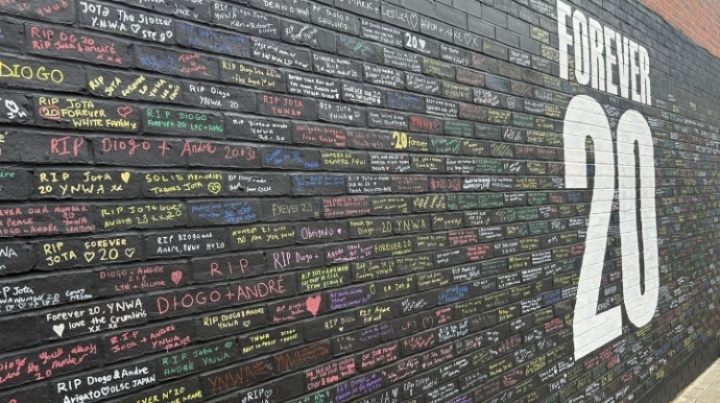 密密麻麻??安菲爾德“若塔墻”寫滿了球迷的悼念：FOREVER 20