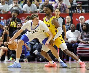 布朗尼談防守弗拉格：他比我高了半英尺 我就是站住自己的位置