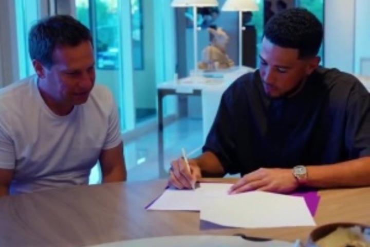 2年1.45億！布克續(xù)約NBA最高年薪合同 老板伊什比亞在旁笑得勉強(qiáng)~