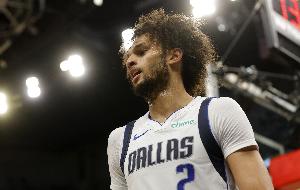 庫(kù)班：萊夫利新賽季可能會(huì)場(chǎng)均投2-3次三分 好讓球隊(duì)能打五外