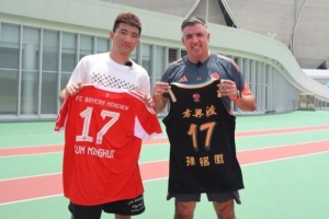 ???夢幻聯(lián)動！拜仁慕尼黑贈孫銘徽17號球衣：敬請期待訓練內(nèi)容