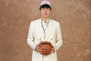 楊瀚森在斯普利特陪同下練外線投籃 前者右側(cè)45度NBA三分線5投4中