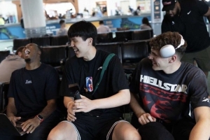 ??聊啥呢？楊瀚森和克林根同行 兩人都笑開(kāi)了花