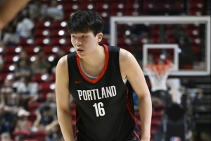 隊(duì)記：楊瀚森被推搡后盯著勇士板凳席大笑 給他一份終身合同吧