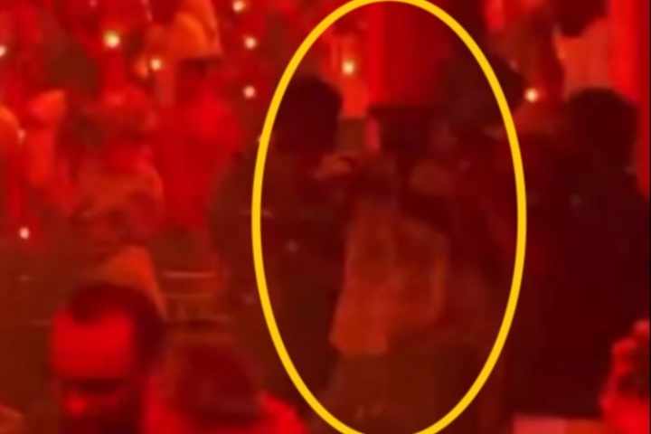 ??絲毫不受影響！詹姆斯現(xiàn)身壞痞兔演唱會(huì)手持飲品激情熱舞??