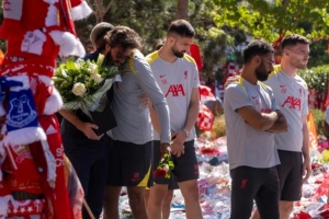 利物浦全隊(duì)在安菲爾德場外緬懷若塔和安德烈-席爾瓦