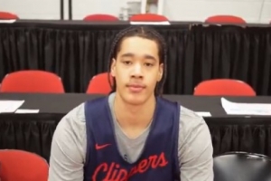 防守不錯(cuò)！30號(hào)秀尼德豪澤半場(chǎng)攬6板1斷2帽&3中0暫無得分進(jìn)賬