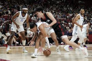 ??隊記：楊瀚森一有機(jī)會就主動撞對手 把每個對手都惹毛了