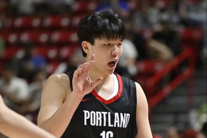 期待下半場??楊瀚森半場出戰(zhàn)14分鐘 得8分2板2助2帽&正負值+14