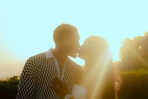 ??米切爾求婚成功！未婚妻可可-瓊斯是知名歌手兼演員！