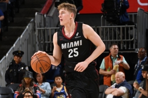 可圈可點(diǎn)！20號(hào)秀亞庫(kù)喬尼斯12中7砍全隊(duì)最高24分 三分9中5